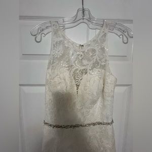 Brand new wedding dress SIZE 10.